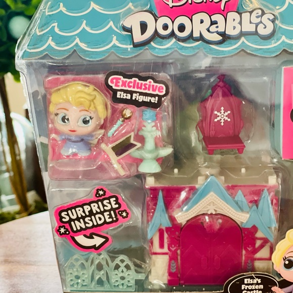 Host Pick Disney Doorables Mini Playset Elsa’s Frozen Castle - Picture 4 of 6